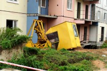 Кабина от удара отлетела от крана и упала рядом со строящимся домом