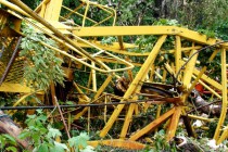 Детали от крана разбросаны на несколько десятков метров