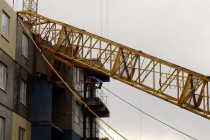 Башенный кран рухнул на строящийся дом