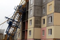 Башенный кран рухнул на строящийся дом