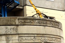 Противовесы крана не спасли его от обрушения