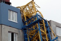 Башенный кран рухнул на строящийся дом