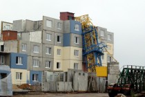 Башенный кран рухнул на строящийся дом