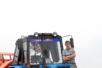 Трактористы следят за работой своих коллег