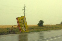 Ветер валил рекламные щиты на Арзамасской трассе