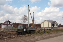 Установка столбов для возобновления электроснабжения села