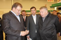 В магазине лидера ЛДПР сопровождал координатор регионального отделения партии Александр Курдюмов