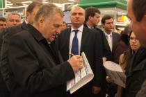 В гипермаркете Владимир Жириновский раздавал автографы