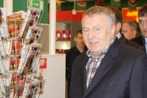 Владимир Жириновский посетил супермаркет по дороге в аэропорт