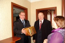 Сергей Степашин вручает подарок жительнице микрорайона Боталово-3
