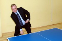 Сергей Степашин пробует свои силы в настольном теннисе