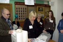 В присутствии наблюдателей вскрывается переносная урна для голосования