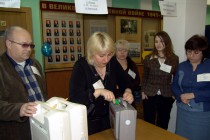 В присутствии наблюдателей вскрывается переносная урна для голосования