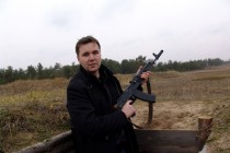 Сергей Астафьев (РИА Новости) с автоматом Калашникова