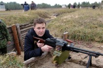 Сергей Астафьев (РИА Новости) с автоматическим пулеметом Калашникова
