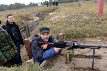 Вадим Лукьянов (т/к Волга) с автоматическим пулеметом Калашникова