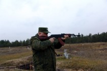 Командующий 20-й армией, генерал-майор Сергей Юдин показывает мастер-класс по стрельбе из автомата Калашникова