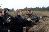 Командующий 20-й армией, генерал-майор Сергей Юдин передает корреспонденту НИА Нижний Новгород Ярославу Гунину СВД