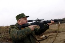 Командующий 20-й армией, генерал-майор Сергей Юдин стреляет из СВД