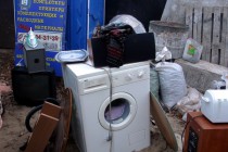 Жители сумели спасти из горящего дома часть своего имущества