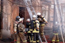 Ликвидация пожара в деревянном двухэтажном доме в Нижнем Новгороде