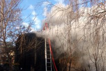Ликвидация пожара в деревянном двухэтажном доме в Нижнем Новгороде