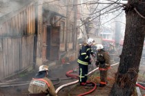 Ликвидация пожара в деревянном двухэтажном доме в Нижнем Новгороде