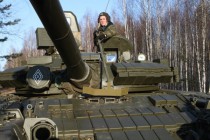 Экипаж танка отрабатывает движение вслепую перед переправой под водой