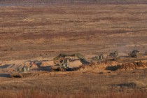 Колонна  152-мм самоходных гаубиц 2С3 Акация отходят на новую линию обороны