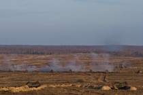 Подразделение 152-мм самоходных гаубиц 2С3 Акация ведут огонь от линии обороны