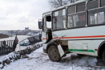 Маршрутное такси пробило ограждение набережной (22.11.2010)