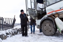 Маршрутное такси пробило ограждение набережной (22.11.2010)