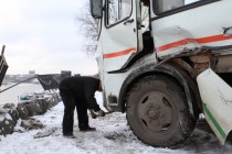 Маршрутное такси пробило ограждение набережной (22.11.2010)