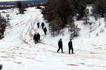 Личный состав покидает полигон перед подрывом боеприпасов
