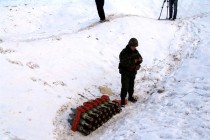 Заключительный этап подготовки. Минеры прокладывают кабеля для подрыва снарядов