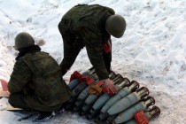 Личный состав обкладывает снаряды тротиловыми шашками