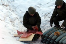 Личный состав обкладывает снаряды тротиловыми шашками