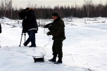 Минеры протягивают кабель к месту подрыва снарядов