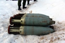 Снаряды для подрыва укладываются в заглубленную воронку