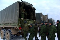 Погрузка в машину личного состава инженерных войск 20-ой Армии для поездки на полигон