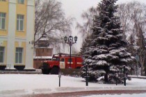 Людей вежливо попросили покинуть помещение, к этому времени приехали первые милицейские и пожарные расчеты