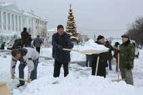 Некоторые чиновники вышли на субботник со своими лопатами