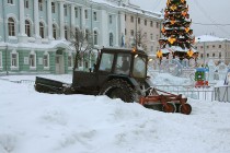 На площади Минина и Пожарского в снегу буксуют тракторы