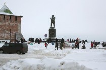 Субботник для сотрудников мэрии города прошел на площадке у памятника Чкалову на площади Минина и Пожарского