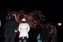 Нижегородцы смотрят салют