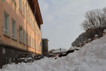 Автомобили получили повреждения в результате схода снега с крыши офисного здания на улице Полтавская