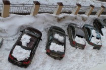 Автомобили получили повреждения в результате схода снега с крыши офисного здания на улице Полтавская