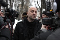Писатель Захар Прилепин по окончании акции дает интервью СМИ