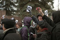 Участники митинга держали листовки и выкрикивали лозунги Долой полицейское государство, Россия без Путина