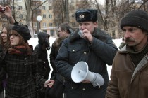 Полицейские призвали собравшихся прекратить несанкционированное мероприятие, предупредив об административной и уголовной ответственности